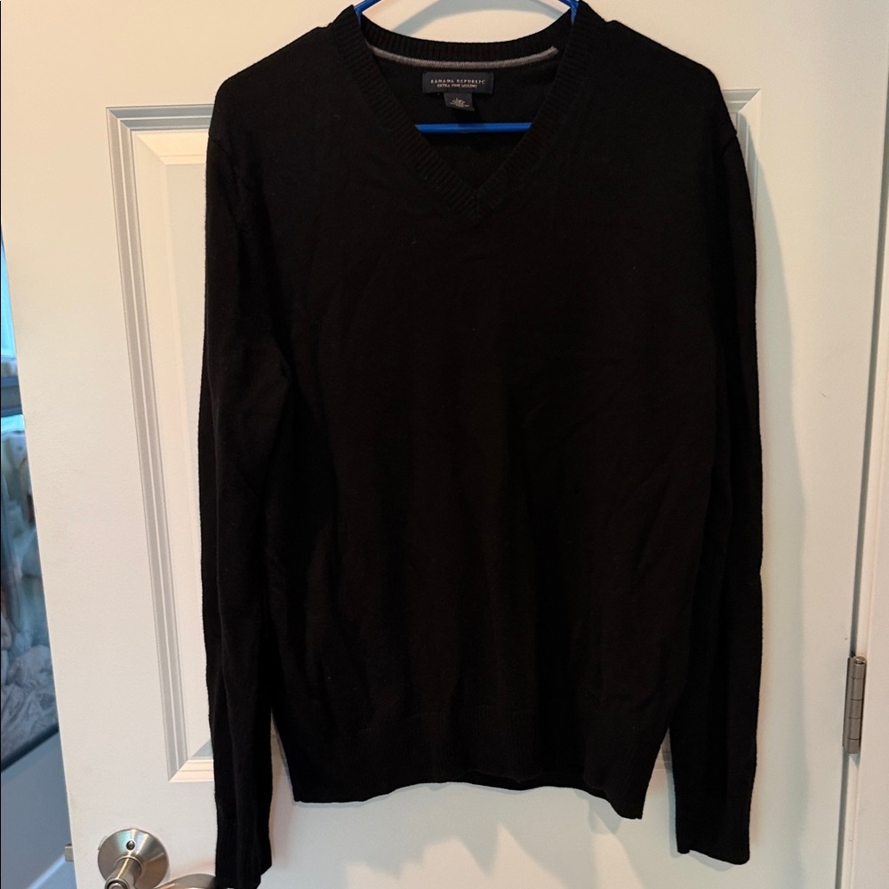 Banana Republic Men's 100% Merino wool        V-Neck Sweater in Black